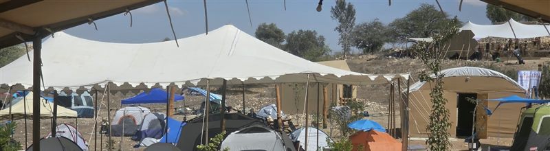 אזור הקמפינג עם אוהלים מוצלים