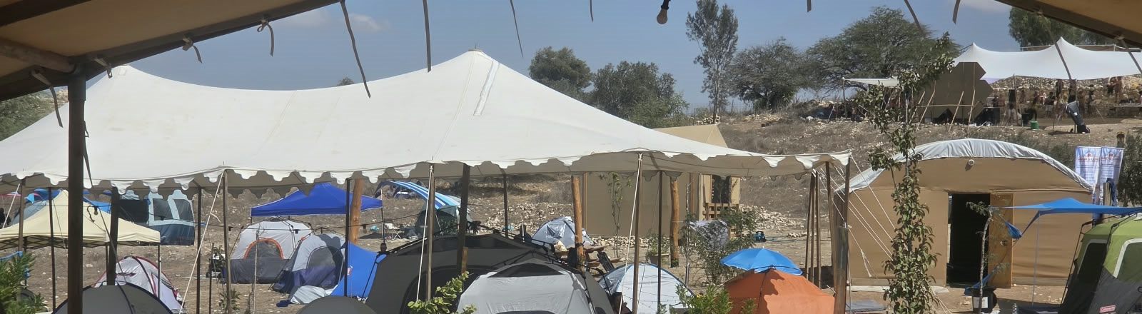 אזור הקמפינג של החווה: אוהלים גדולים מוצלים ואוהלי מטיילים