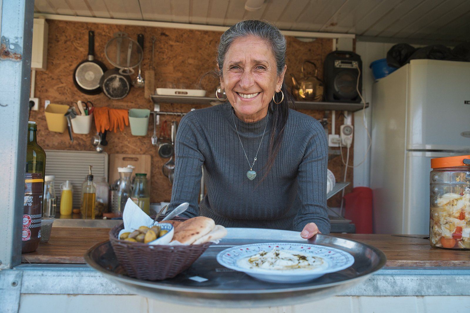אסתר מגישה ארוחה מהמטבח של החווה