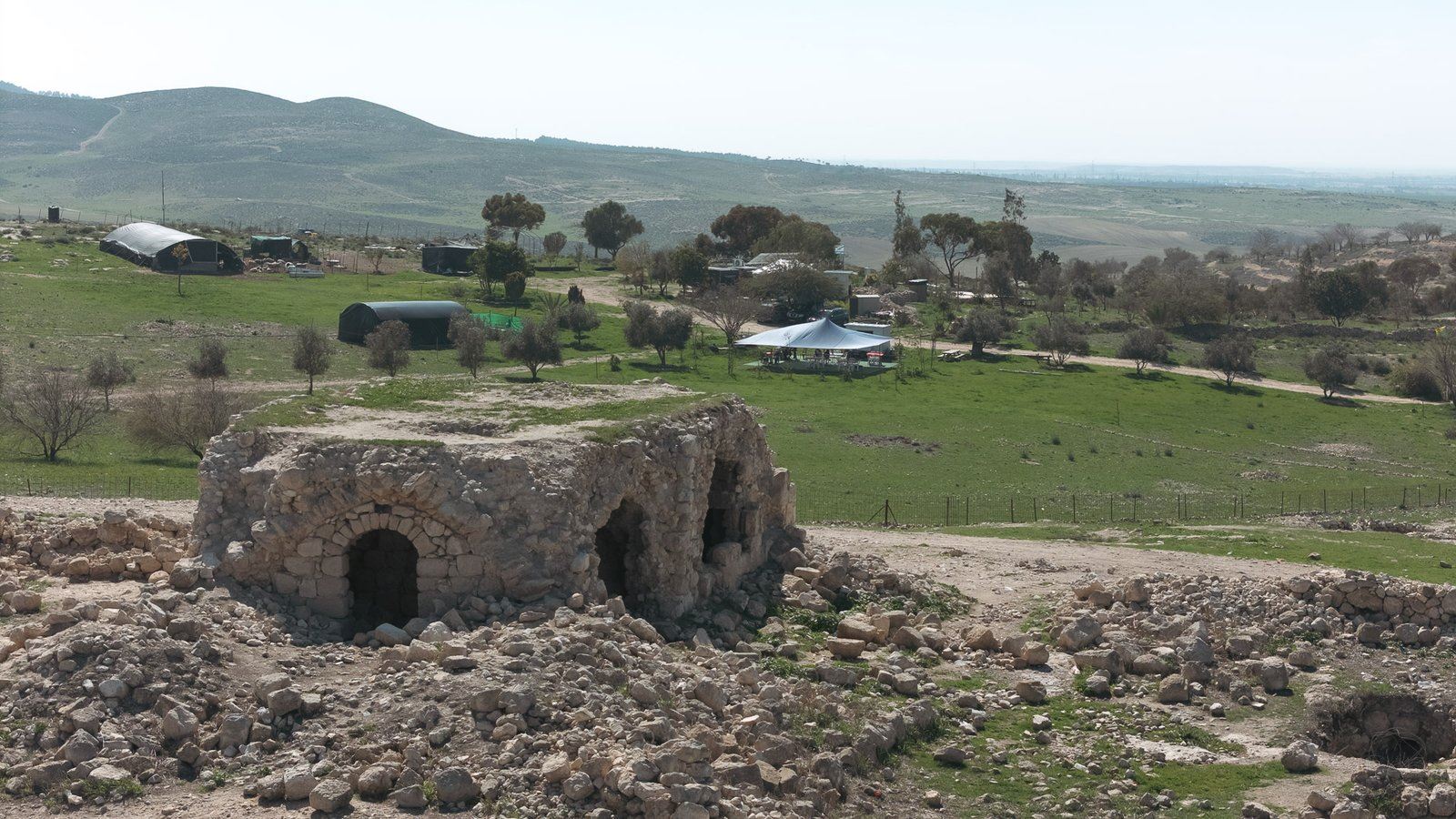 מבנה אבן עתיק בחורבת זעק, ומאחוריו החווה