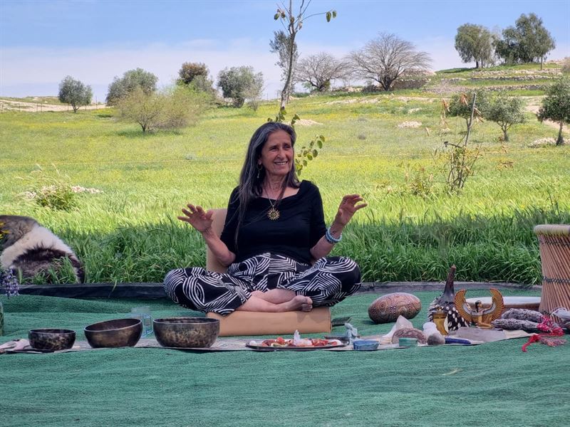 סדנה עם קערות טיבטיות על הדשא